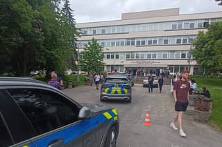 Evakuovaní študenti pred Filozofickou fakultou (FF, FPV, FTVŠ) UMB BB. 