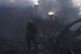 Hasiči hasia požiar po útoku ruskej armády na mesto Charkov na východe Ukrajiny.