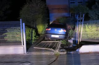 Opitý vodič narazil v utorok do bránky a betónového múrika materskej školy v obci Trebatice v okrese Piešťany. 