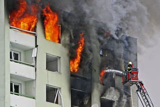 V plameňoch zahynulo 8 obyvateľov paneláka. 