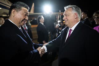 Čínsky prezident Si Ťin-pching (vľavo) a maďarský premiér Viktor Orbán sa vítajú na letisku v Budapešti.