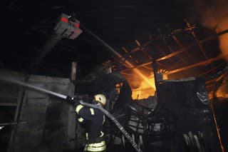 Hasiči hasia požiar po útoku ruskej armády na mesto Charkov na východe Ukrajiny (ilustračné foto).
