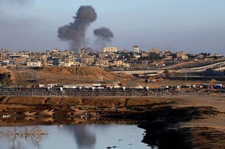 Dym stúpa po izraelskom leteckom útoku na budovy v blízkosti oddeľujúceho múru medzi Egyptom a Rafahom na juhu pásma Gazy.
