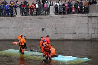 Autobus sa v Petrohrade zrútil z mosta do rieky, zahynuli traja ľudia.
