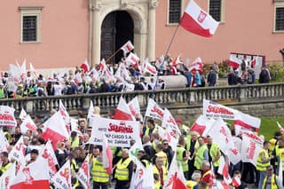 Poľskí farmári a ďalší demonštranti sa zhromaždili v centre Varšavy, aby protestovali proti klimatickej politike Európskej únie a proeurópskej vláde Poľska.