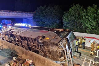 Najmenej desať osôb utrpelo zranenia krátko pred polnocou v noci na sobotu pri nehode autobusu so slovenskou poznávacou značkou na diaľnici v rakúskej spolkovej krajine Salzbursko. 