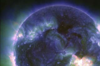 Na snímke poskytnutej NASA je slnečná erupcia, ako je vidieť na jasnom záblesku v pravom dolnom rohu, ktorú 9. mája 2024 zachytilo observatórium NASA Solar Dynamics Observatory. 