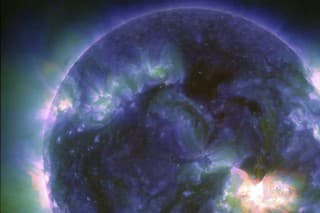 Na snímke poskytnutej NASA je slnečná erupcia, ako je vidieť na jasnom záblesku v pravom dolnom rohu, ktorú 9. mája 2024 zachytilo observatórium NASA Solar Dynamics Observatory. 