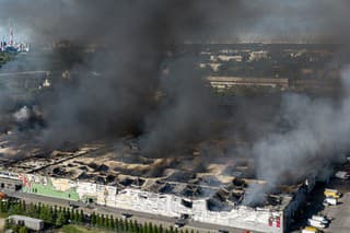 Požiar nákupného centra vo Varšave.