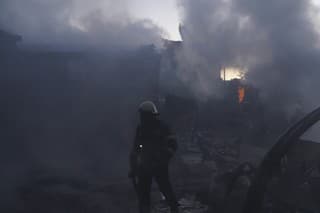 Hasiči hasia požiar po útoku ruskej armády na mesto Charkov na východe Ukrajiny v sobotu 4. mája 2024.