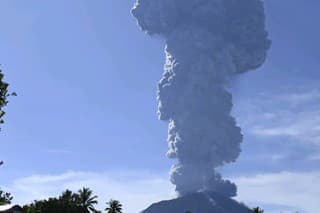 Na snímke výbuch sopky Ibu v indonézskej provincii Severné Moluky v pondelok 13. mája 2024.