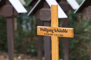 Na hrobe politika Wolfganga Schäubleho niekto vykopal jamu.
