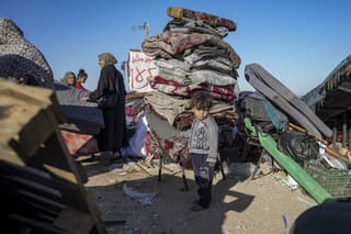 Vysídlení Palestínčania z mesta Rafah z juhu Pásma Gazy prichádzajú do mesta Dajr al-Balah v strednej časti Pásma Gazy.