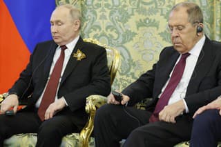 Ruský prezident Vladimir Putin (vľavo) a minister zahraničia Sergej Lavrov