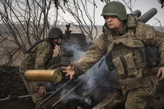 Ukrajinský vojak strieľa z húfnice (ilustračná fotografia).