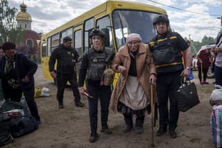  Záchranári pomáhajú 88-ročnej žene po evakuácii z mesta Vovčansk