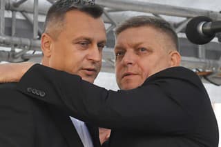 Na snímke zľava predseda SNS Andrej Danko a predseda strany Smer-SD Robert Fico.