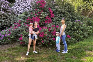 Pokochať sa rozkvitnutými rododendronmi prišli aj Jana (30), Lukáš (2), Ivana (33) a Elisa (2) zo Zvolena.