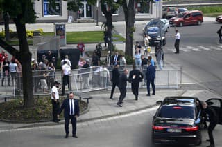 Na snímke vo vládnej limuzíne predseda vlády Robert Fico po streľbe na výjazdovom rokovaní vlády v Handlovej v okrese Prievidza v stredu 15. mája 2024.