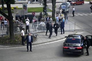Na snímke vo vládnej limuzíne predseda vlády Robert Fico po streľbe po výjazdovom rokovaní vlády v Handlovej.
