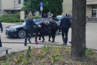 Zraneného premiéra ochranka naložila do auta.