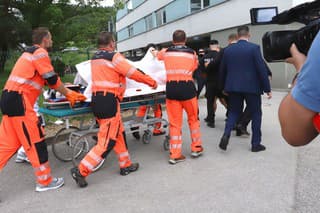 Zdravotníci prevážajú na nosidlách postreleného predsedu vlády Roberta Fica do nemocnice v Banskej Bystrici 15. mája 2024.