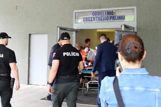 Zdravotníci prevážajú na nosidlách postreleného predsedu vlády Roberta Fica do nemocnice v Banskej Bystrici 15. mája 2024.