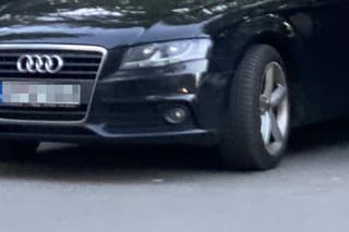 Majiteľ Audi zaparkoval v Prešove okolo kontajnerov na odpad.