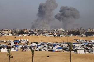 Dym stúpa po izraelskom leteckom útoku východne od Rafahu.