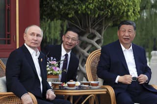 Ruský prezident Vladimir Putin (vľavo) a čínsky prezident Si Ťin-pching (vpravo) počas neformálneho stretnutia v Pekingu vo štvrtok 16. mája 2024.