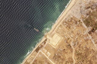Na satelitnej snímke spoločnosti Planet Labs PBC humanitárne mólo, ktoré postavila americká armáda v Pásme Gazy .