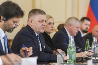 Na snímke zľava vicepremiér a minister obrany SR Robert Kaliňák (Smer-SD), predseda vlády SR Robert Fico (Smer-SD) a podpredsedníčka vlády a ministerka hospodárstva SR Denisa Saková (Hlas-SD) počas spoločného plenárneho rokovania s prezidentom Azerbajdžanu Ilhamom Alijevom