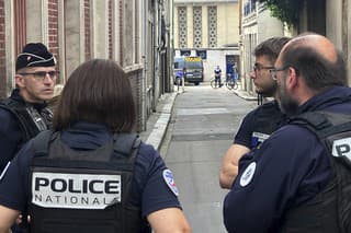 Policajti zabili ozbrojeného muža, ktorý chcel podpáliť synagógu.