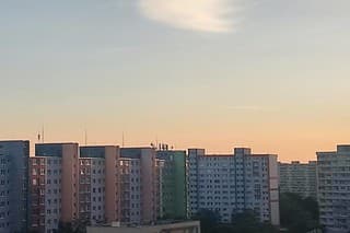 Oblaky sformovali nad Petržalkou holubicu mieru.