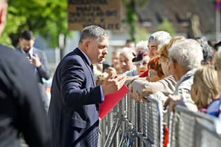 Robert Fico sa len pár hodín pred osudným momentom vítal so svojimi priaznivcami.