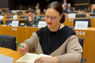 Katarína Roth Neveďalová pôsobí ako poslankyňa Európskeho parlamentu. 