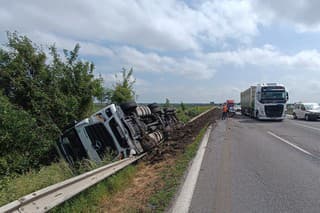 Na diaľnici D1 v smere do Bratislavy sa prevrátil kamión.