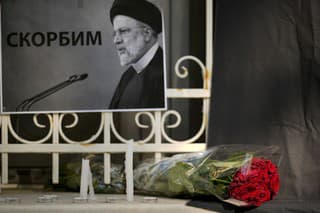 Ľudia si uctievajú pamiatku iránskeho prezidenta Ebráhíma Raísího.