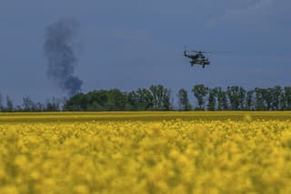 Ukrajinský vrtuľník Mi-8 sa vracia z bojovej operácie na fronte. 
