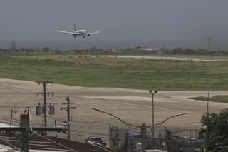 Lietadlo sa pripravuje na pristátie na medzinárodnom letisku Toussaint Louverture v Port-au-Prince na Haiti.