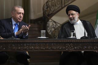 Na archívnej snímke turecký prezident Recep Tayyip Erdogan a iránsky prezident Ebráhím Raísí.