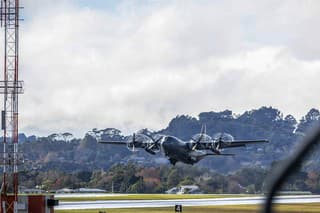Lietadlo odlieta z Nového Zélandu a smeruje do Noumea v Novej Kaledónii po uviaznutých novozélandských turistov.