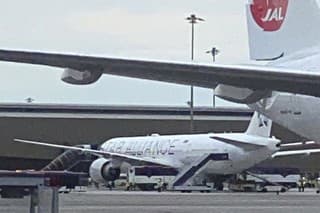 Na snímke lietadlo Boeing 777-300ER spoločnosti Singapore Airlines po núdzovom pristátí na medzinárodnom letisku Suvarnabhumi v Bangkoku 21. mája 2024. 