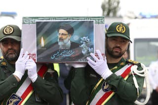 Na poslednej rozlúčke s tragicky zosnulým iránskym prezidentom Ebráhímom Raísím vyšli do ulíc Teheránu desaťtisíce ľudí.