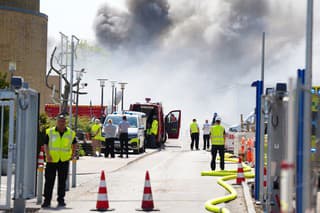 Na snímke hasiči zasahujú počas požiaru v sídle farmaceutickej spoločnosti Novo Nordisk v dánskom Bagsvaerde neďaleko Kodane.