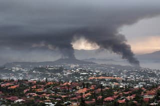 Dym stúpa počas protestov v meste Noumea, v Novej Kaledónii 15. mája 2024. 