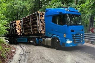 Cesta cez Fačkovské sedlo je pre skrížený kamión neprejazdná