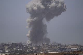 Dym po výbuchu v pásme Gazy, pohľad z južného Izraela v utorok 21. mája 2024. 