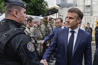 Francúzsky prezident Emmanuel Macron pricestoval do Novej Kaledónie.