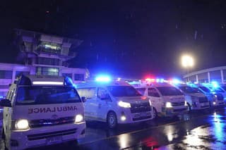 Jedna osoba zahynula a ďalších 30 utrpelo zranenia na palube lietadla spoločnosti Singapore Airlines z Londýna do Singapuru.